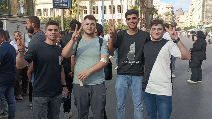 طلاب فلسطينيين في حملة التبرع بالدم في الإسكندرية