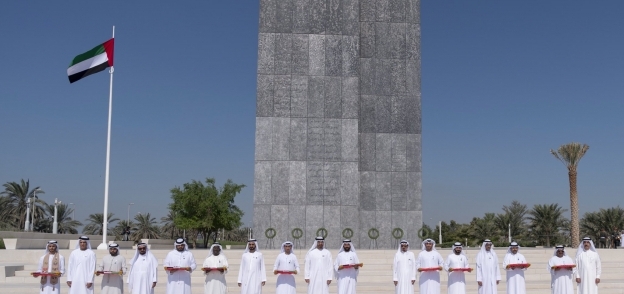 بن زايد وبن راشد أمام النصب التذكاري لشهداء الامارات