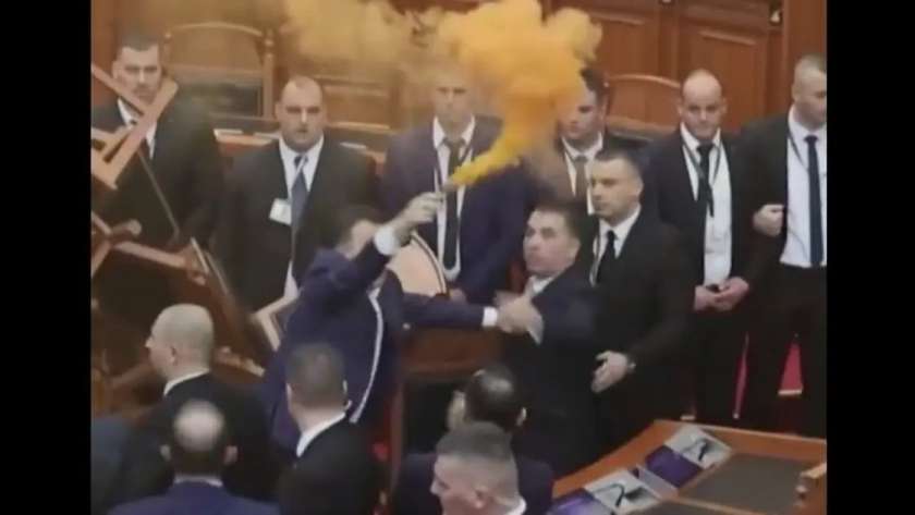 قنبلة دخان داخل البرلمان الألباني