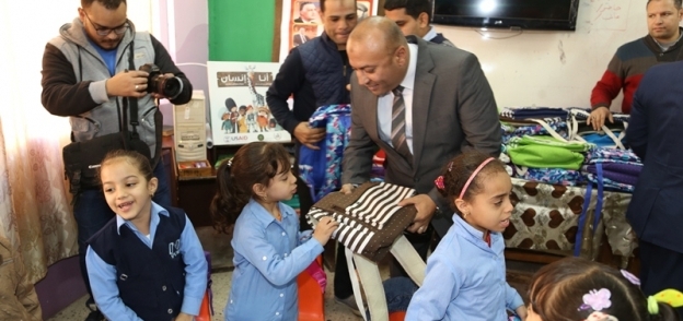 توزيع 15 ألف شنطة مدرسية بالتنسيق بين محافظة المنوفية و جمعية أصدقاء المبادرة القومية ضد السرطان