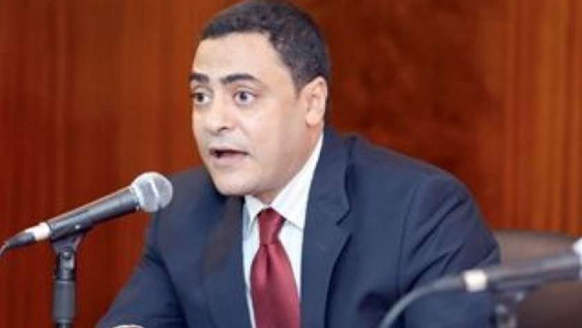 الدكتور شريف الجيار،استاذ النقد والأدب بجامعة بنى سويف