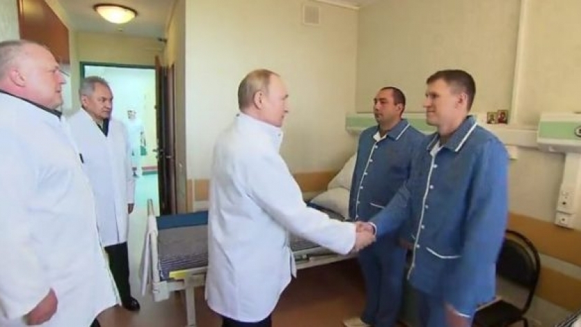 الرئيس الروسي بوتين خلال زيارته للعسكريين الروس المصابين
