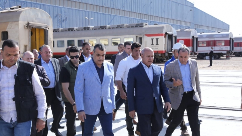 وزيرا النقل والإنتاج الحربي يتفقدان ورش عمرات عربات السكة الحديد (صور)