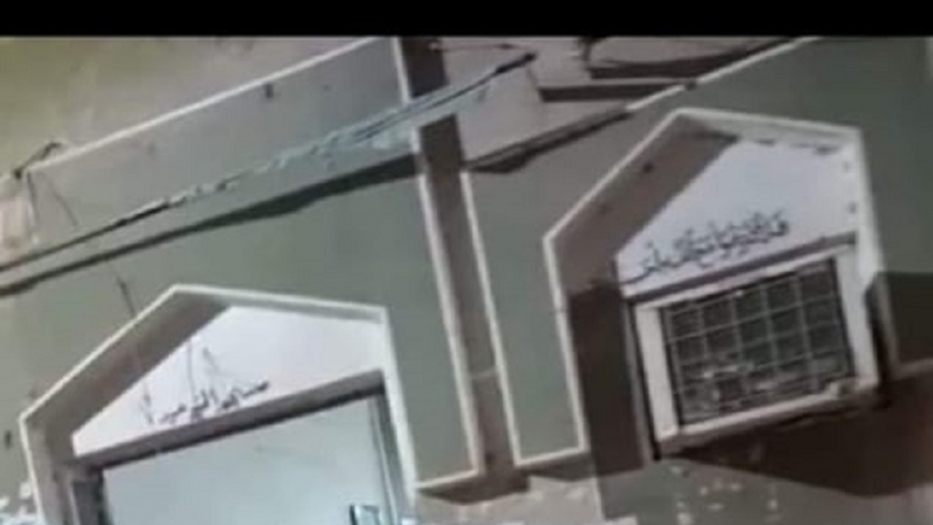 كارثة.. مواطن يستولي على مسجد بالفيوم ويسد أبوابه بالطوب (فيديو)