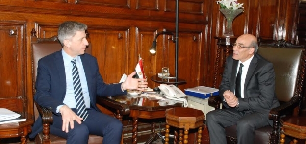 وزير الزراعة يبحث مع سفير رومانيا بالقاهرة سبل التعاون الزراعي