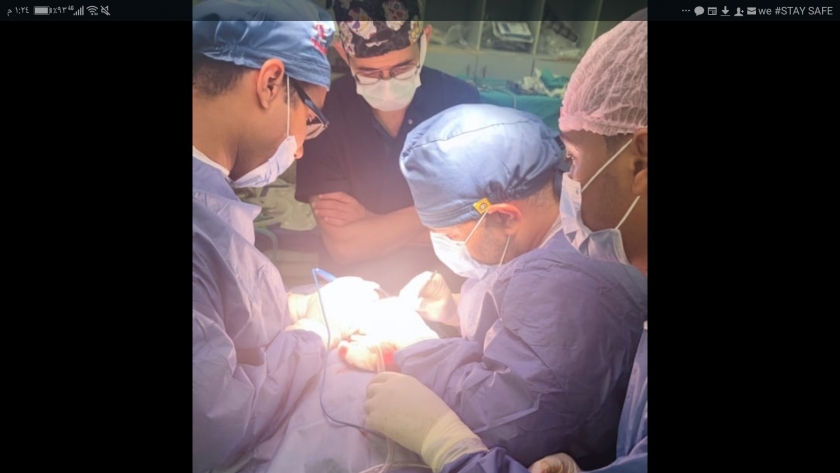 الفريق الطبي أثناء الجراحة