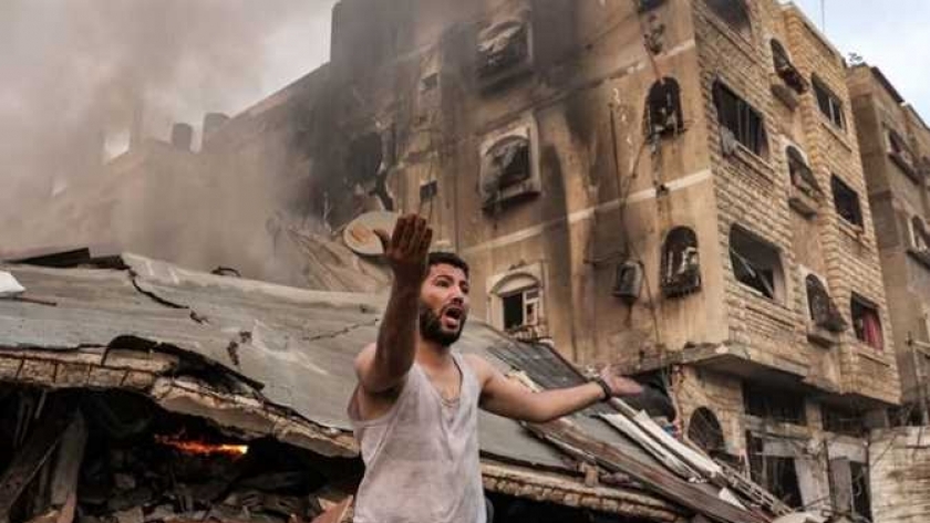 فلسطيني تهدم منزله نتيجة القصف الإسرائيلي- ارشيفية
