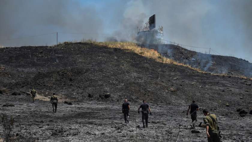 محاولات السيطرة على حرائق قرب معسكرات الجيش الإسرائيلي