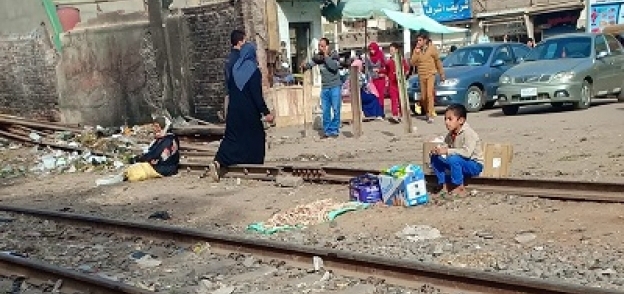 «محمد» يبيع المناديل على شريط السكة الحديد