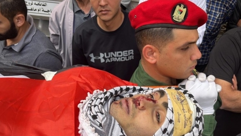 بالصور.. آلاف الفلسطينيين في جنازة الشهيد الشاب محمد غنيم