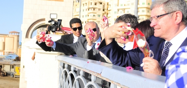 8 نواب مصريين وفرنسيين يلقون الورود من أعلى كوبري ستانلي بالإسكندرية تأبينًا لأرواح ضحايا الطائرة المنكوبة
