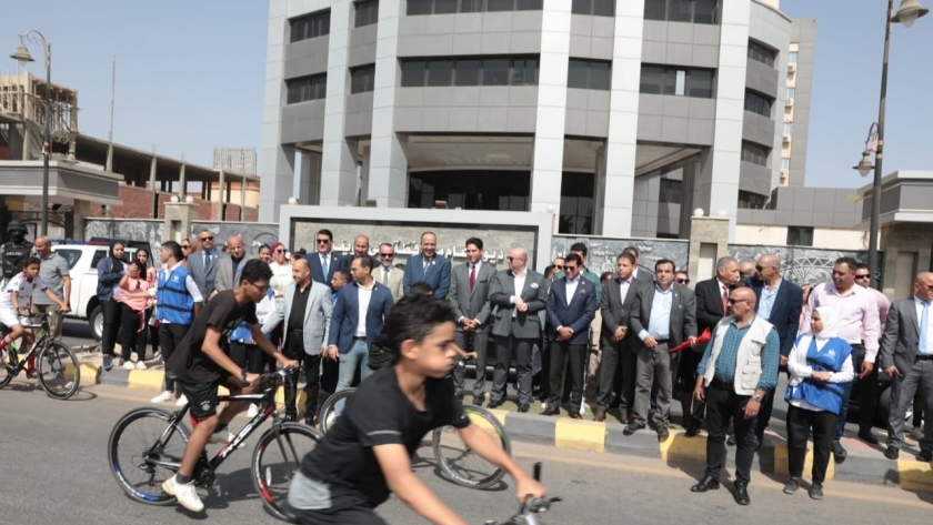 وزير الشباب ومحافظ بني سويف يطلقان شارة بدء ماراثون الدراجات