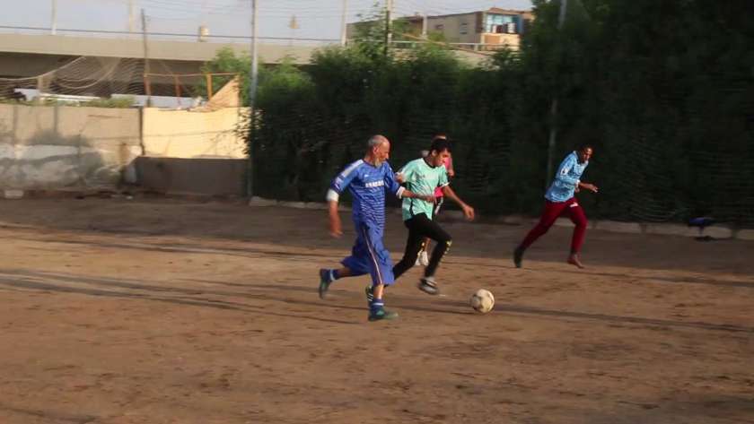 «جابر» ستيني يلعب كرة القدم