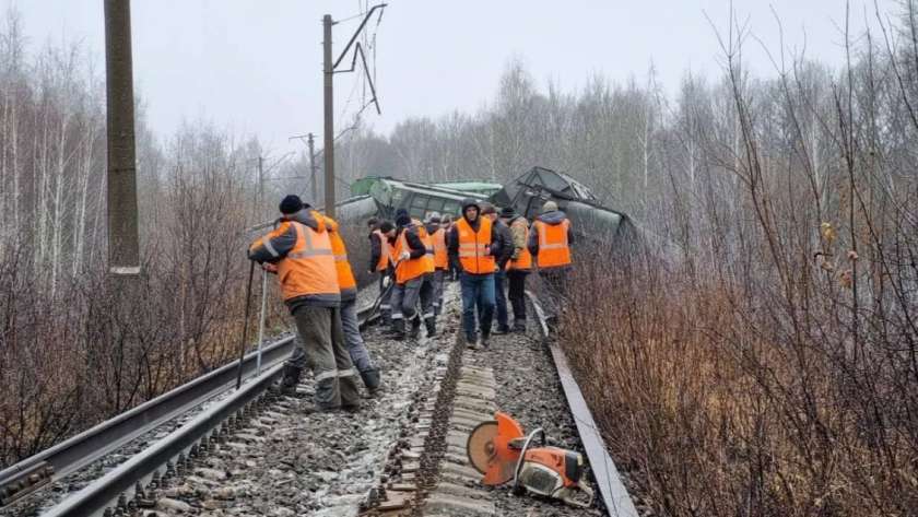 رفع آثار خروج عربات قطار عن مساره في روسيا