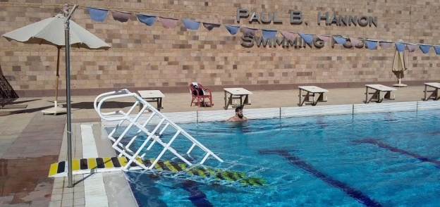 السلم منحدر في حمام سباحة "بول هانون" بالمركز الرياضي
