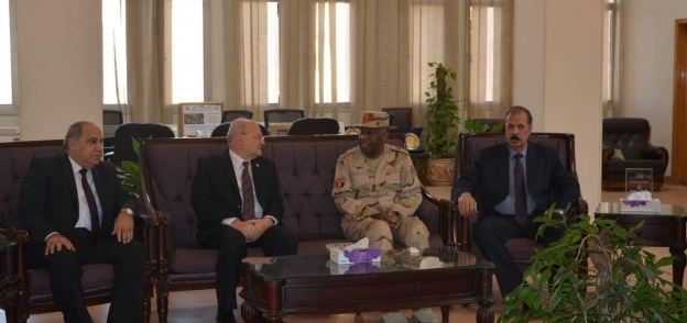 رئيس جامعة الزقازيق يستقبل قائد قوات الدفاع الشعبي