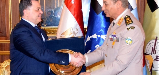 وزير الدفاع والإنتاج الحربى يعود  إلى القاهرة بعد زيارة رسمية لليونان