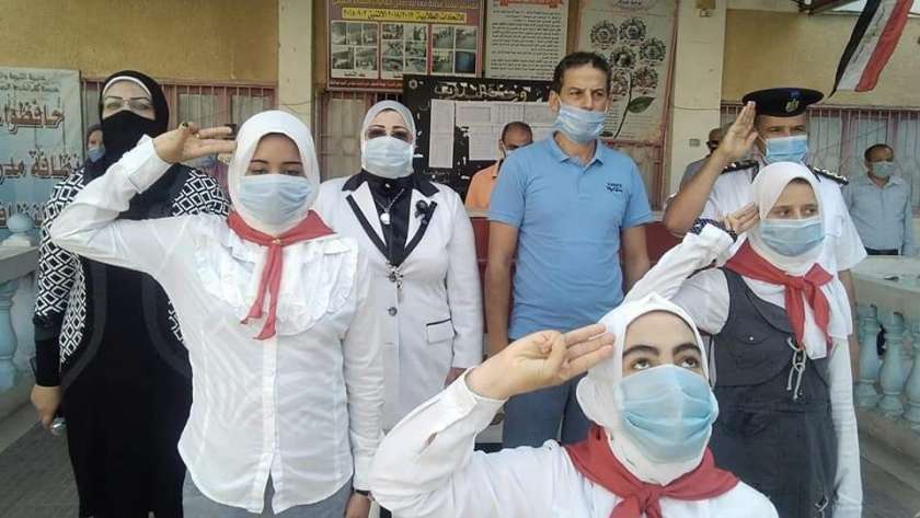 صورة لطلاب إحدى المدارس أثناء ارتداء الكمامة