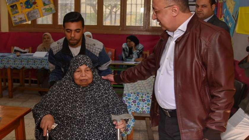 محافظ الإسكندرية خلال تفقده اللجان الانتخابية