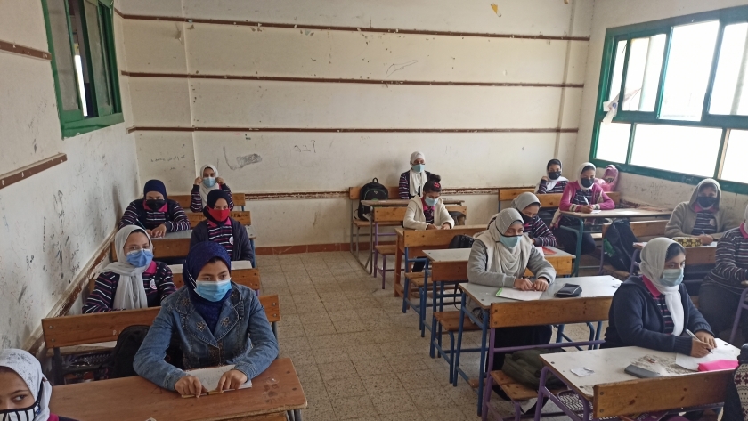 الطلاب يلتزمون بارتداء الكمامات الطبية داخل الفصول المدرسية بسبب كورونا