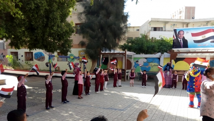 أطفال مدرسة التحرير يستقبلون وكيل تعليم الفيوم بعلم مصر