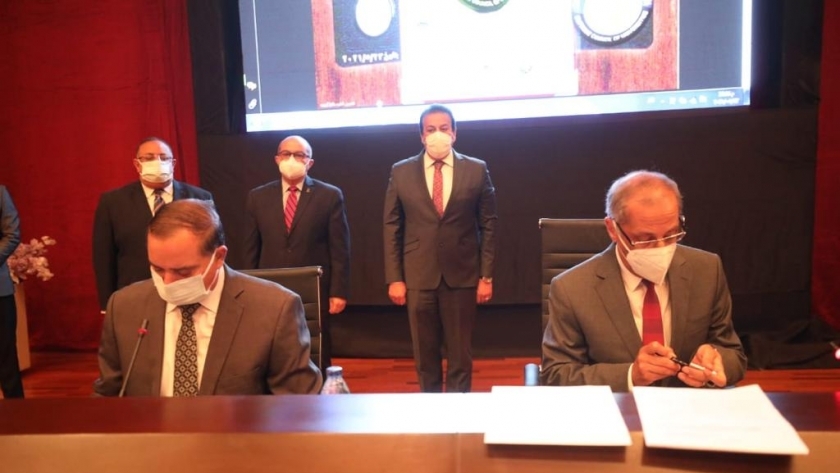 جامعة سوهاج توقع اتفاق مع وكالة الفضاء المصري لتوفير قمر صناعي تعليمي