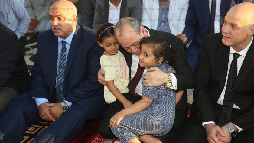 محافظ كفر الشيخ يداعب الاطفال خلال عيد الاضحى