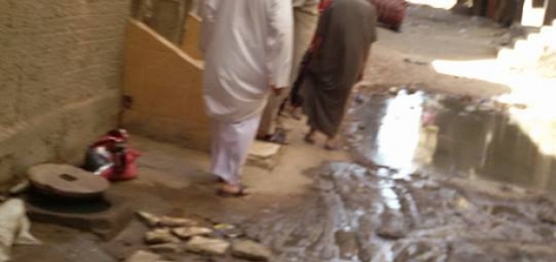 بلاعات الصرف الصحي مفتوحة وأكوام القمامة تعج بشوارع قرية كفر حجازي بالمحلة