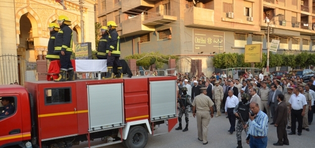 محافظ بنى سويف ومدير الأمن يشيعون جنازة شهيد الشرطة " أحمد عيد حسن "