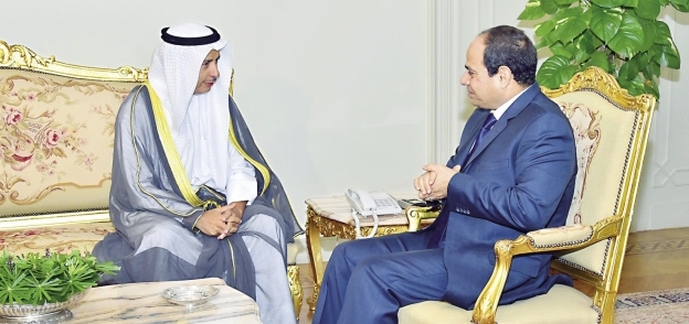 «السيسى» خلال لقائه مع المستشار الاقتصادى للديوان الأميرى الكويتى أمس