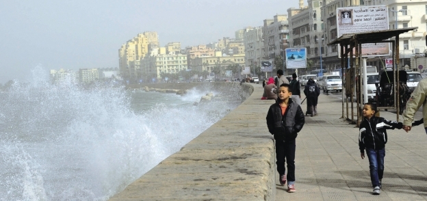 العواصف الترابية تضرب المحافظات.. وتثير غضب البحر المتوسط
