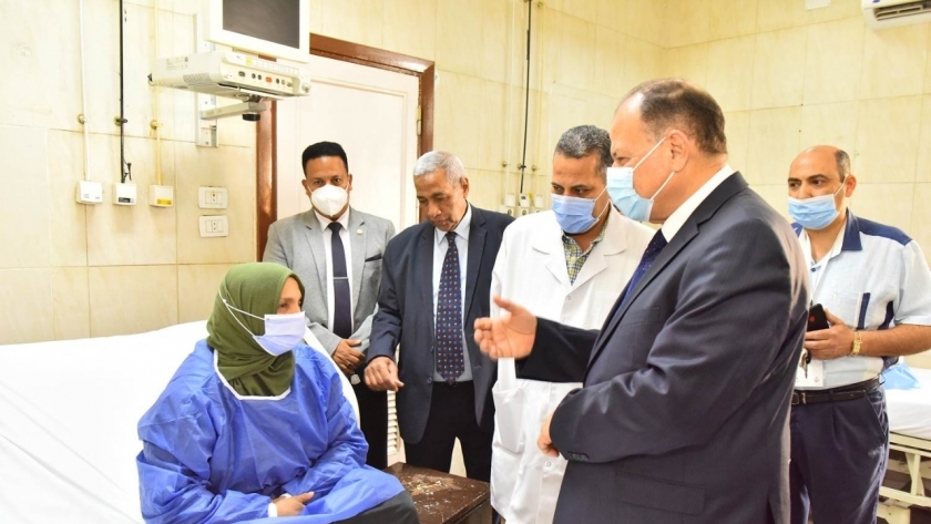 اللواء عصام سعد محافظ اسيوط خلال جولته بالمستشفيات