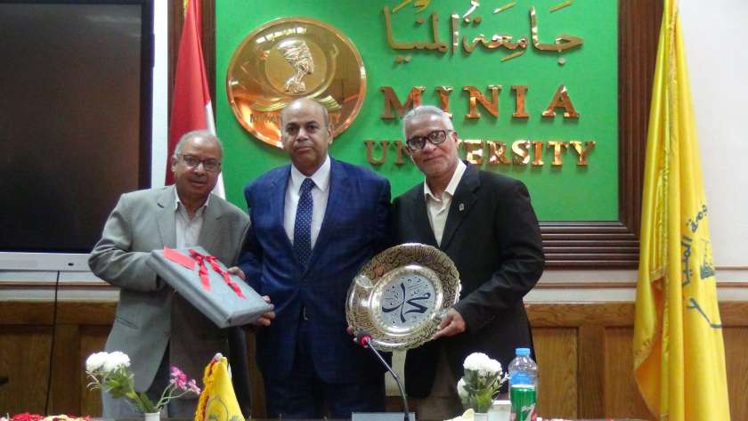 تقديم الهدايا التذكارية لرئيس جامعة المنيا