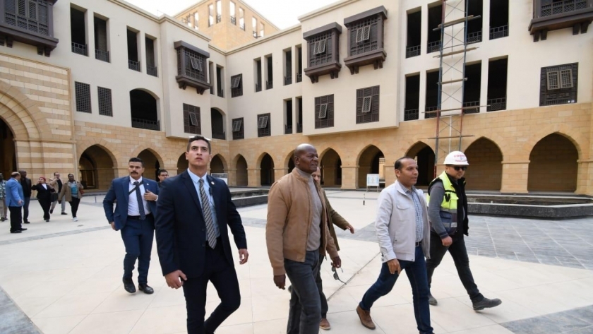 وزير الإسكان والوفد المرافق له يتفقدون مشروعات الإسكان بالعاصمة الإدارية الجديدة