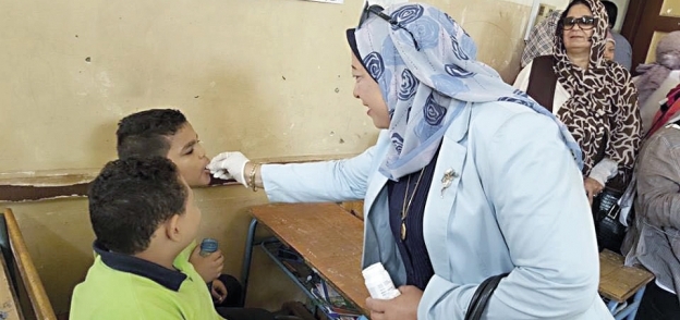 حملة تطعيم الأطفال ضد الديدان المعوية تتواصل فى المدارس