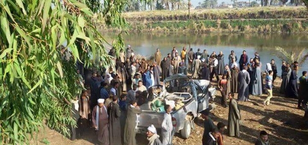 فرق الإنقاذ النهرى تحاول إنتشال جثة الضحية الثامنة لحادث إنقلاب سيارة