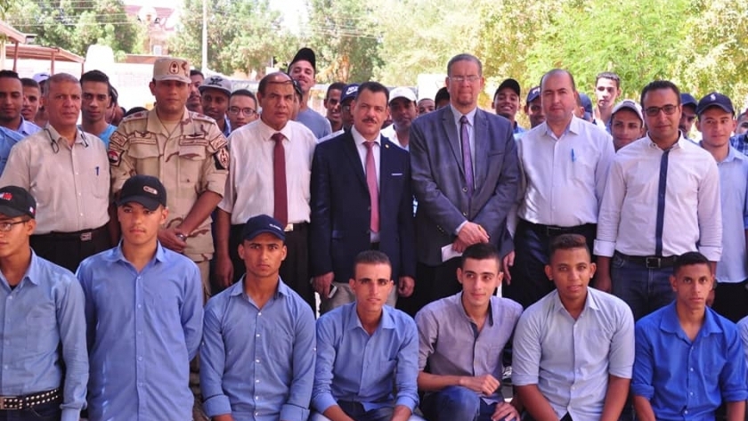 رئيس جامعة الوادي الجديد يلتقي بطلاب التربية العسكرية