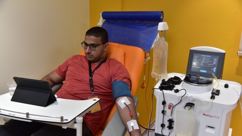 أحد المواطنين أثناء التبرع ببلازما الدم
