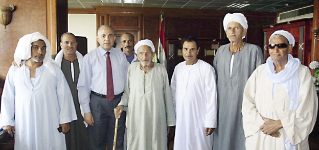 وزير الرى مع مجموعة من المزارعين المتضررين بنقص المياه بالفيوم أمس