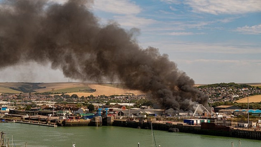 سحب الدخان تغطي ميناء ساسكس البريطاني