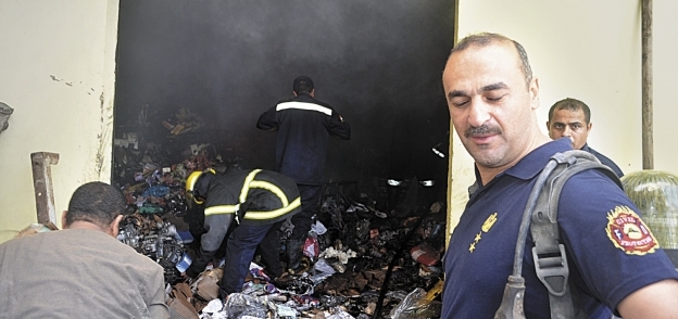 قوات الحماية المدنية أثناء محاولة إطفاء أحد الحرائق فى مخزن بالغردقة