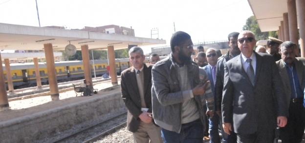 بالصور| محافظ أسوان يتفقد أعمال تطوير محطة السكك الحديدية