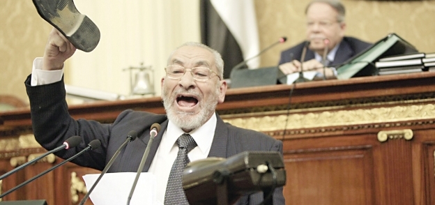 على لبن أحد نواب «الإخوان» يرفع حذاءه فى جلسة برلمان 2005