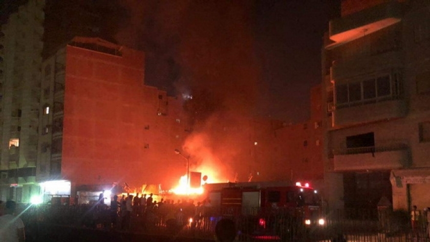 حريق في أحد مخازن الأخشاب بالقاهرة بجوار كتلة سكنية.. صورة أرشيفية