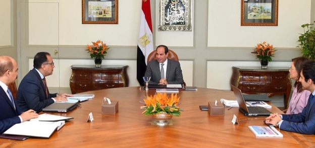 «السيسى» خلال اجتماعه مع رئيس الوزراء ووزيرة التخطيط