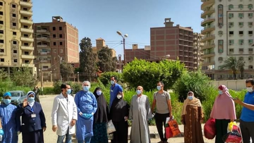 خروج عدد من المتعافين والفرق الطبية من مستشفى بني سويف