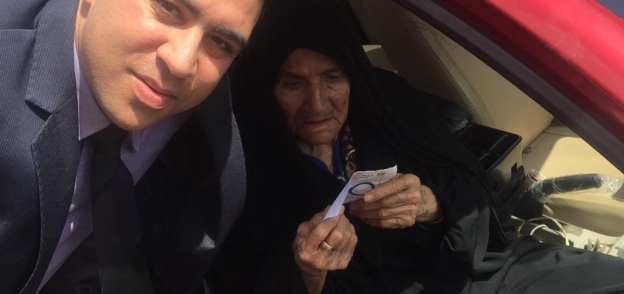 المعمرة فاطمة مبارك خلال مشاركتها فى التصويت اليوم
