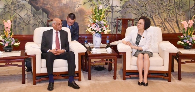 عبدالعال مع مديرة لجنة شنغهاي بالبرلمان الصيني