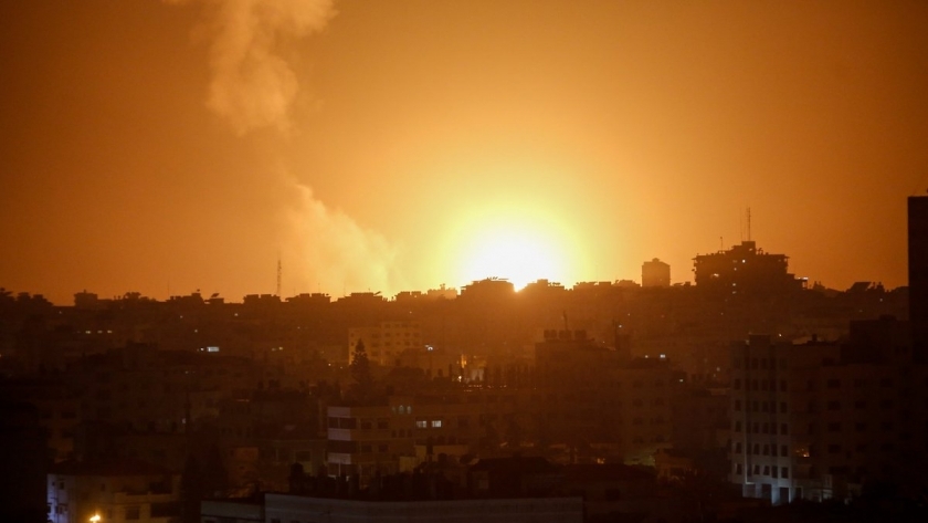 استشهاد 3 فلسطينيين جراء استهداف الاحتلال لشقة سكنية في تل الهوا بغزة
