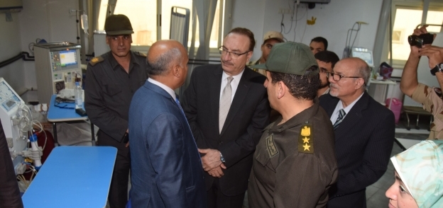 بالصور| محافظ بني سويف يزور المستشفى العسكري شرق النيل